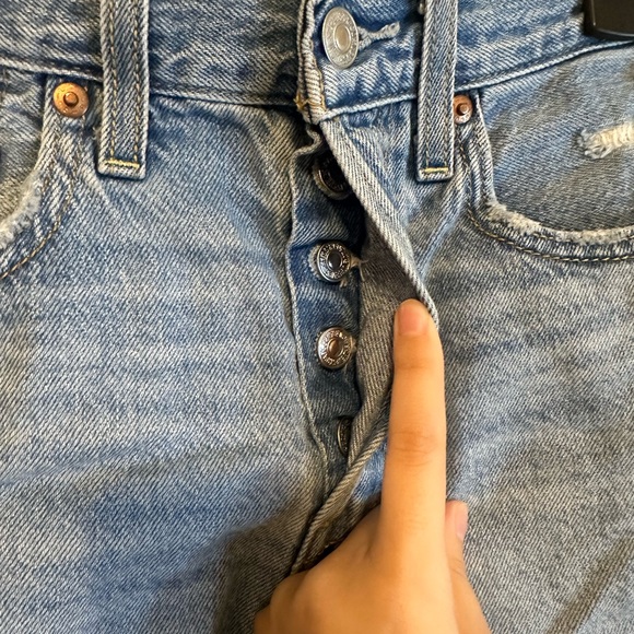 Levi’s Ribcage Denim Shorts - Picture 5 of 7